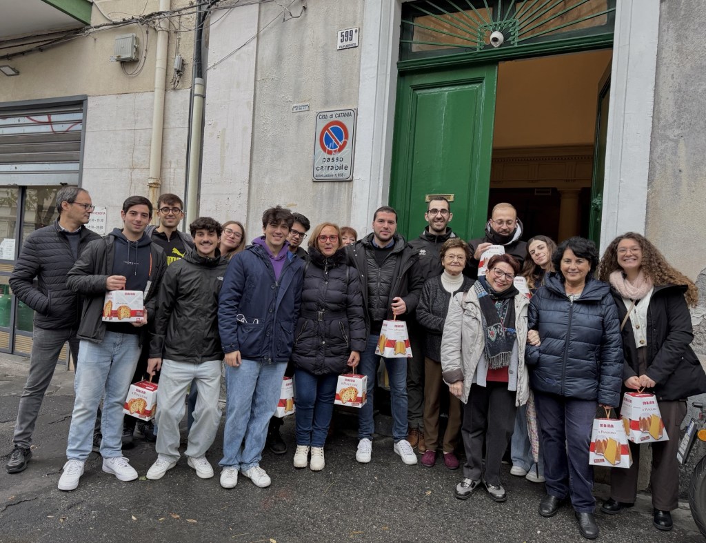 Solidarietà ed impegno anche sotto la pioggia: panettoni ed alimenti distribuiti nel quartiere&nbsp;Cappuccini