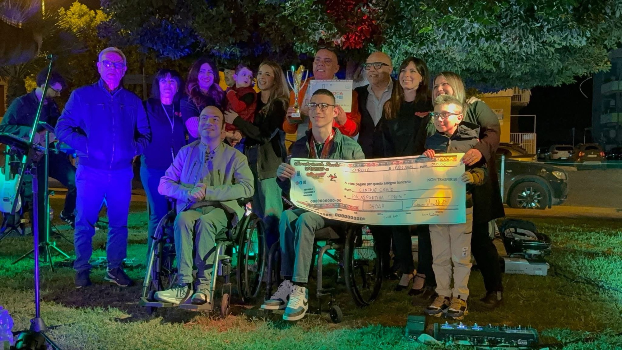 Una serata al Wood Cafè tra note di Vasco, solidarietà e sport: la Combriccola Sicula dona 500 euro alla Pol.Dil. “Giuseppe Primo”