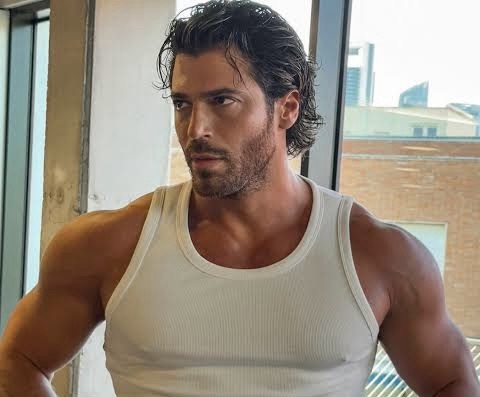 Can Yaman a Taormina: fan in delirio per l’arrivo della star turca
